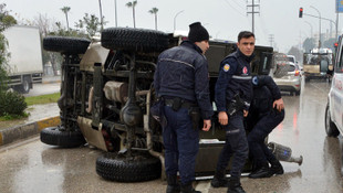 Adanada zırhlı polis aracı devrildi: 3 yaralı