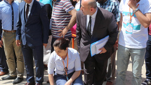 Açılış kurdelesini robotların getirdiği makaslarla kestiler