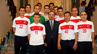 Adalet Bakanlığı futbol takımı Fransa'dan kupayla döndü