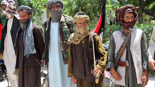 Afganistan'da 16 Taliban üyesi teslim oldu