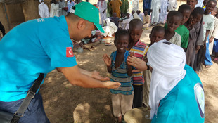 Afrikalı çocukların yüzünü güldürüyorlar