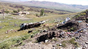 Ağrı'da kamyon şarampole devrildi: 2 ölü