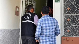 Annesini darbeden üvey babasını bıçakla yaraladı