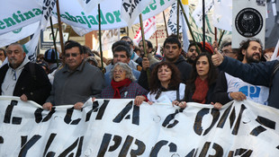 Arjantin’de gazetecilerden çıkarmalara karşı protesto