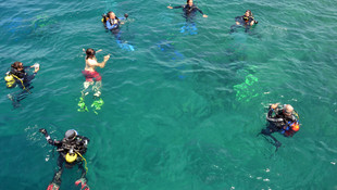 Ayvalık'ta Mustafa Koç anısına saygı dalışı