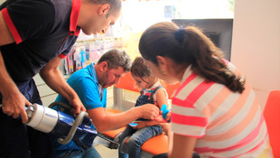 Bacağı sandalyeye sıkışan çocuğu itfaiye kurtardı