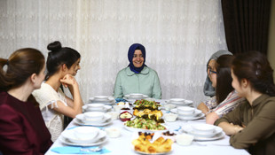 Bakan Kaya çocuk evinde iftara katıldı