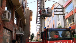 Balkonda mahsur kalan kadını itfaiye kurtardı