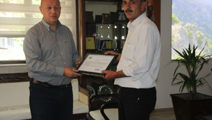 Balkondan düşen çocuğu kurtaran zabıtaya ödül