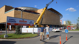 Başkentte AVM'nin çatısı çöktü