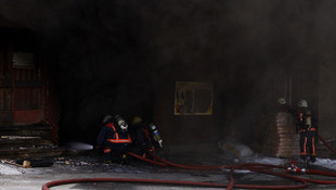 Bayrampaşada iş yerinde çıkan yangın paniğe neden oldu