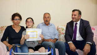 Bedensel engelli öğrencinin karne sevinci