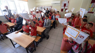 Bu devlet okulunda 12 ülkeden öğrenciler de karne aldı