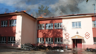 Burdur'da ilkokulun çatısı yandı