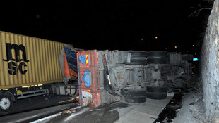 Bursa'da kamyon ile tır çarpıştı: 2 yaralı