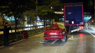 Bursa'da otomobil tıra çarptı: 2 yaralı
