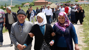 Cenazesine gittikleri kişiyle yan yana defnedildiler