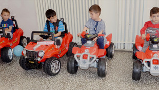 Çocuklar ameliyata akülü arabayla gidiyor