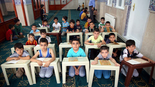Çocukların gönüllerine Kur'an nakşediliyor
