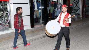 Çorumluları fesli ve yelekli davulcular Mehter Marşı ile sahura kaldırdı