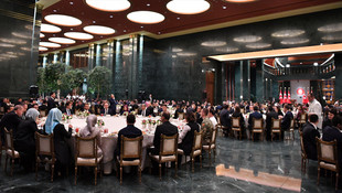 Cumhurbaşkanı Erdoğan, Cumhurbaşkanlığı personeliyle iftarda bir araya geldi