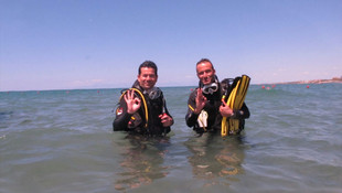 Denizin altında işaret diliyle İstiklal Marşı