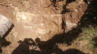 Dere yatağında haç işaretli mezar taşı bulundu