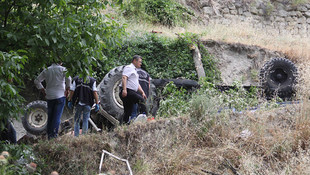 Devrilen traktörün altında kalan işçi öldü
