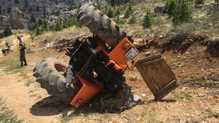 Devrilen traktörün altında kalan sürücü öldü