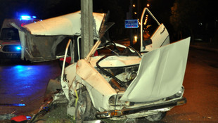 Direğe çarpan otomobil ikiye ayrıldı: 1 ölü, 4 yaralı