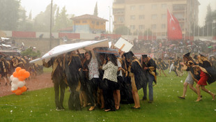 Dolu ve sağanak mezuniyet törenini yarıda bıraktırdı
