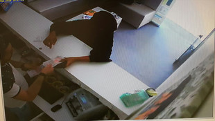 Döviz bürosundan hırsızlığa teşebbüs anı güvenlik kamerasında