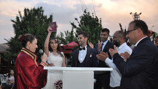 Düğünlerine yamaç paraşütüyle geldiler