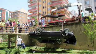 Edirne'de bir otomobil 4 metre yüksekten düştü