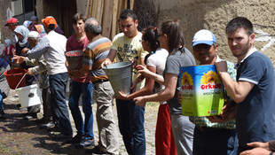 Elden ele kovalarla su taşıyıp yangına müdahale ettiler