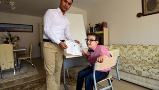 Engelli öğrenci, karne heyecanını evinde yaşadı