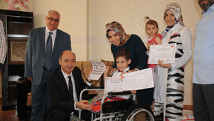 Engelli öğrenci, karne heyecanını evinde yaşadı