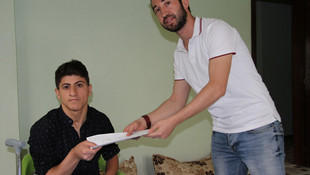 Engelli öğrenci karnesini evinde aldı