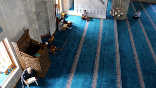 Erzurum'da asırlık camilerde itikaf