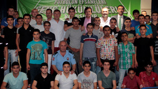 Eski milli futbolcular hükümlü çocuklarla maç yaptı