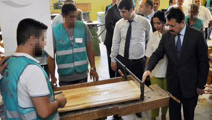 Eskimiş okul sıralarını yeniliyorlar