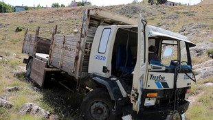 Eskişehir'de kamyon şarampole devrildi: 2 yaralı