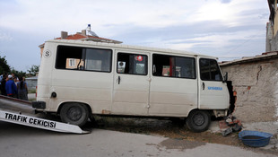 Eskişehir'de otomobil ile minibüs çarpıştı: 8 yaralı