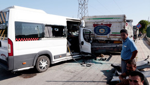 Eskişehirde işçi servisi tıra çarptı! 17 kişi yaralandı