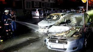 Eyüp'te iki otomobil kundaklandı