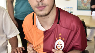 Fanatik Galatasaraylı engelli gence imzalı forma sürprizi