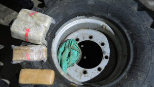 Forkliftlerin tekerleklerine gizlenmiş 309 kilogram eroin bulundu