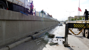 Freni boşalan tır köprüde asılı kaldı