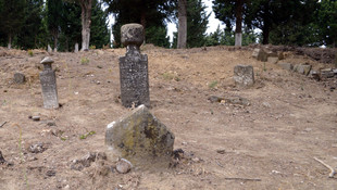 Gelibolu Yarımadası'ndaki köy mezarlıklarında temizlik