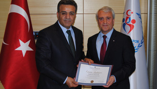 Gençlik ve Spor Bakanlığı Müsteşarı Özçelik, diplomasını aldı